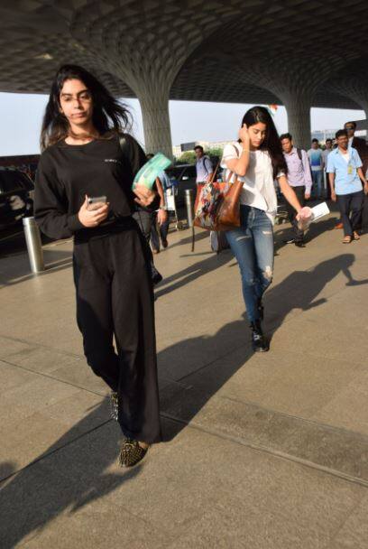 आपको बता दें कि मां श्रीदेवी के निधन के बाद पिछले दिनों उनकी बेटी जाह्नवी ने अपनी पहली फिल्म की शूटिंग फिर शुरू की है. (तस्वीर: मानव मंगलानी)