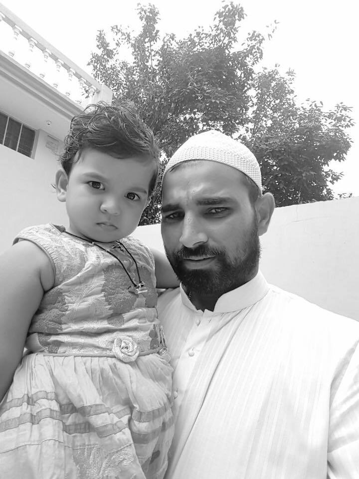 साथ ही शमी ने मैच फिक्सिंग के आरोपों पर बड़ा बयान देते हुए कहा कि देश को धोखा देने का सवाल है, सब लोग जानते हैं कि मैंने अब तक जितना भी परफॉर्म किया है वो दिल से किया है, देश के लिए किया है और जहां तक देश को धोखा देने का सवाल है, मैं देश की आर्मी का दिल से सबसे ज्यादा सम्मान करता हूं, अब सबसे बड़ा सवाल मेरे ऊपर उठ रहा है तो देश को धोखा देने से बेहतर मरना होगा.' 