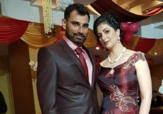 हालांकि इस पूरे विवाद पर शमी ने शक भी जाहिर किया और कहा, 'घर का झगड़ा तभी बाहर निकलता है जब इसके पीछे कोई होता है, दो इंसान एक दूसरे से इतना प्यार करते हों, आखिरी दिन तक इतना प्यार करते हों, लेकिन अचानक से दो दिन में इतना बदलाव हो जाता है, तो वो उसका(हसीन जहां) काम नहीं हो सकता.' 