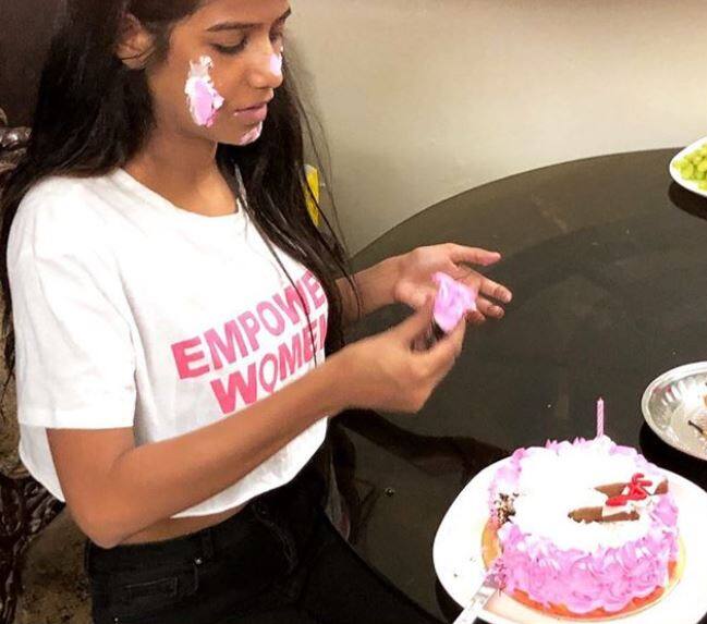 बर्थडे सेलिब्रेशन की ये तस्वीर पूनम ने सोशल मीडिया पर पोस्ट की है. (Photo: ipoonampandey)