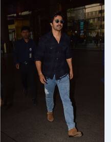 शूटिंग के बाद एयरपोर्ट पर स्पॉट हुए वरुण धवन, फैंस संग ली जमकर सेल्फी 