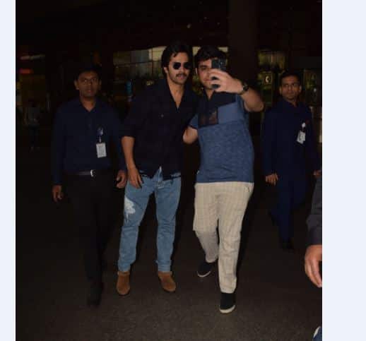 एयरपोर्ट से बाहर निकलते वक्त वरुण को देखते ही फैंस उनके साथ सेल्फी लेने के लिए उमड़ पड़े. (तस्वीर- मानव मंगलानी)