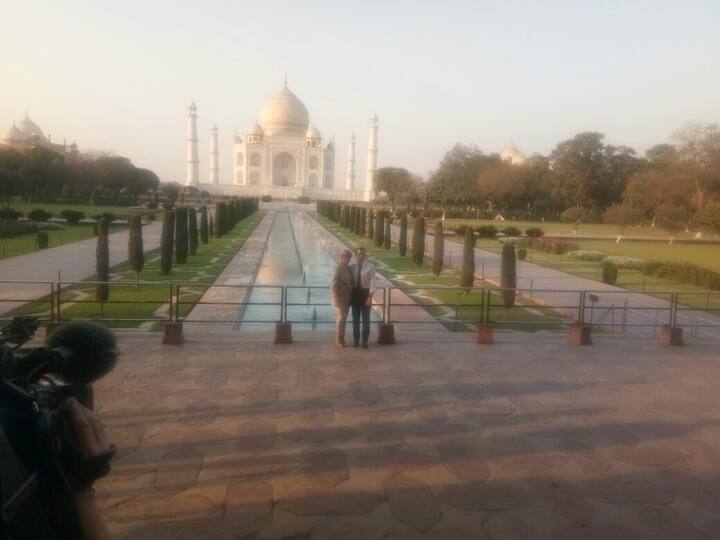 इस तस्वीर में फ्रांस के राष्ट्रपति और उनकी पत्नी को ताजमहल के खूबसूरत नजारे का लुत्फ लेते देखा जा सकता है.