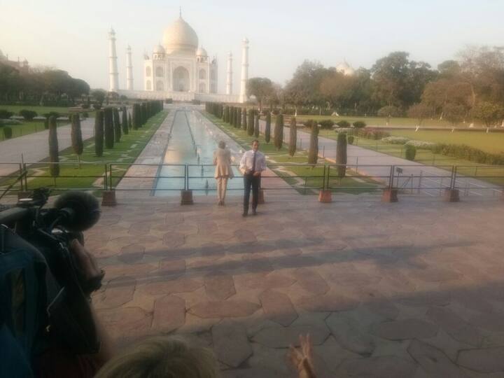 मैक्रों रविवार को शाम चार बजे दिल्ली हवाई अड्डे से अपने विशेष विमान से आगरा पहुंचे. लगभग एक घंटे तक उन्होंने संगमरमरी स्मारक का दीदार किया.