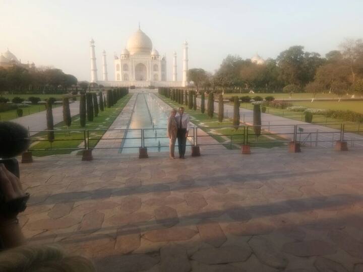 चार दिवसीय भारत दौरे पर आए फ्रांस के राष्ट्रपति इमैनुएल मैक्रो ने रविवार को ताजमहल का दीदार किया.