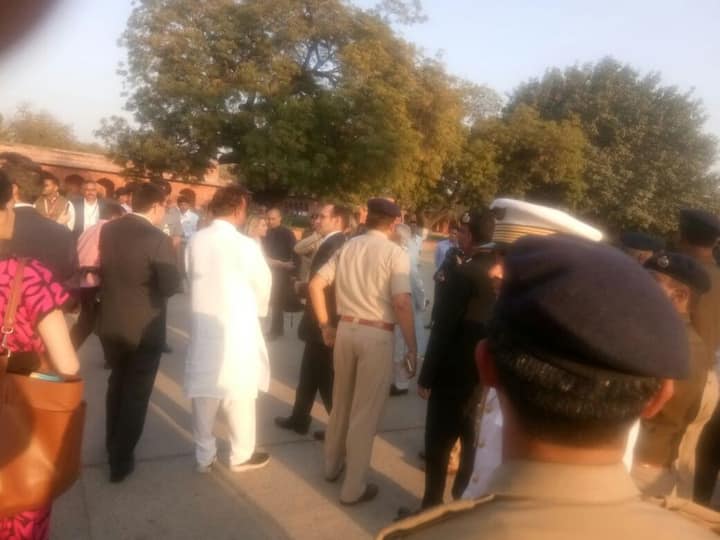 बता दें कि कड़ी सुरक्षा व्यवस्था के बीच इमैनुएल मैक्रों ताजमहल का दीदार करते नजर आए. 