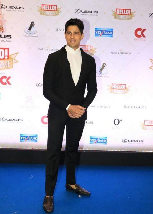 इस ब्लू कार्पेट पर सिद्धार्थ मल्होत्रा भी पहुंचे.