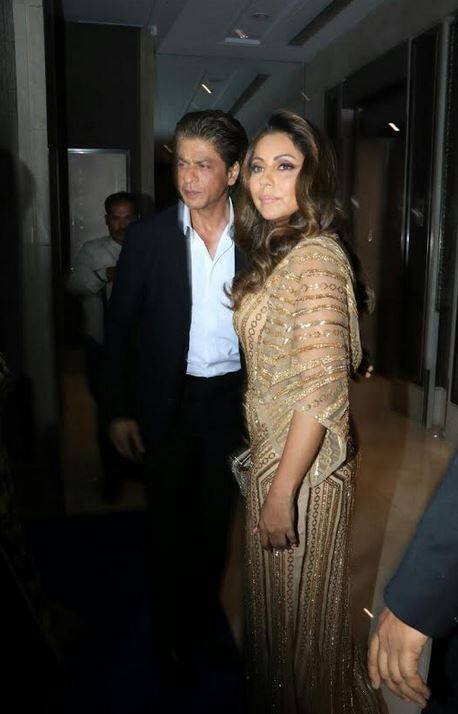 बॉलीवुड किंग खान इस इवेंट में चार चांद लगाने के लिए पत्नी गौरी खान के साथ पहुंचे.