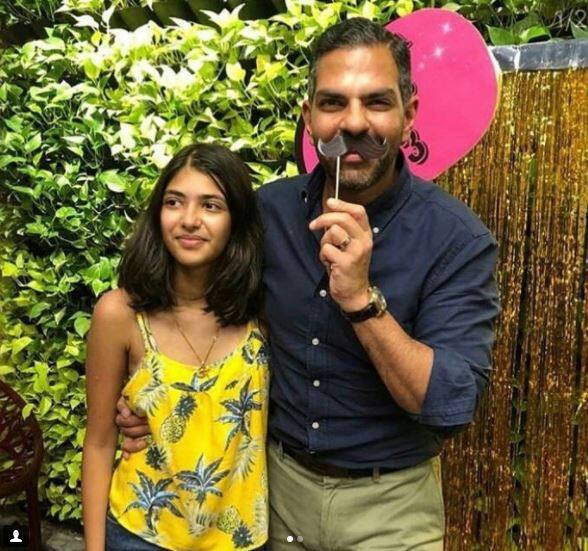 करिश्मा कपूर और उनके एक्स हसबेंड संजय कपूर ने मिलकर बेटी का बर्थडे सेलिब्रेट किया. जिसकी तस्वीरें सोशल मीडिया पर फैंस काफी पसंद कर रहे हैं. (Photo: Instagram)