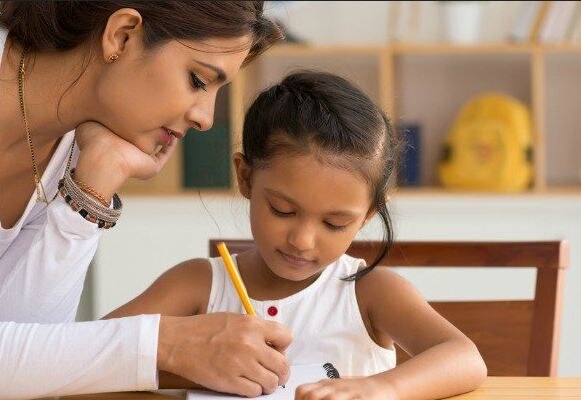 Indian parents most likely to help kid with homework, UK parents most reluctant बच्चों की एजुकेशन पर सबसे ज्यादा ध्यान देते हैं इंडियंसः सर्वे