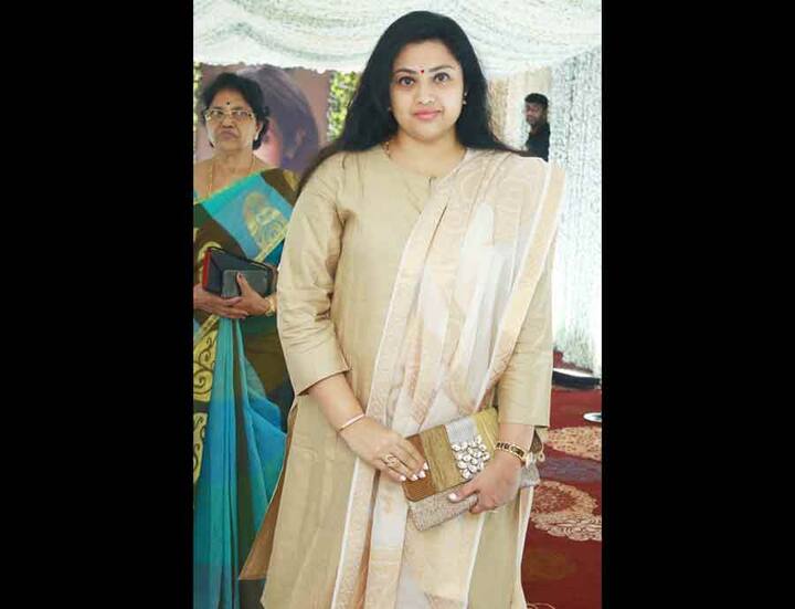 अभिनेत्री मीना भी प्रार्थना सभा में पहुंचीं.