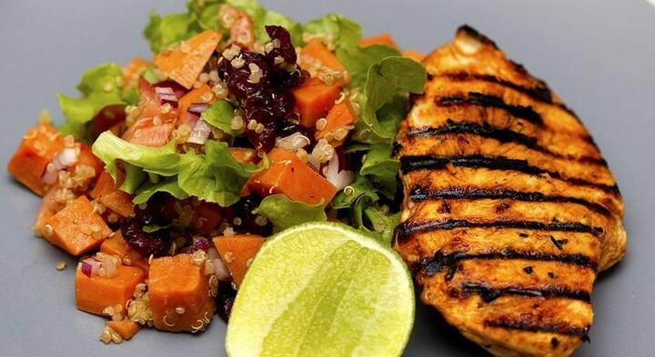 ग्रिल्ड चिकन ब्रिस्ट एंड साइड्स- आमतौर पर देखा गया है कि फ्राइड चिकन आइटम्स में सोडियम काफी अधिक मात्रा में होता है. लेकिन आपके पास विकल्पों की कमी नहीं है. आप ग्रिल्ड चिकन ऑप्शन चुन सकते हैं इससे आप कम कैलोरी लेंगे साथ ही इसमें अतिरिक्त बटर और ग्रेवी भी नहीं होती. ग्रिल्ड चिकन ब्रिस्ट में 390 कैलेारी तक होता है.