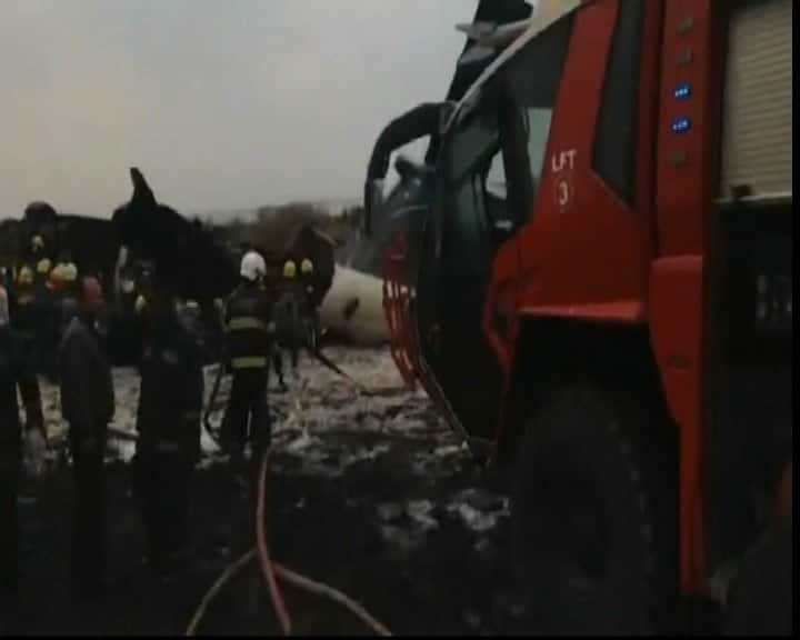 हालांकि, इस बारे में अभी तक कोई आधिकारिक बयान सामने नहीं आया है. ये विमान बांग्लादेश का था जो काठमांडू में लैंड कर रहा है. हादसे के बाद त्रिभुवन हवाई अड्डे को बंद कर दिया गया है.