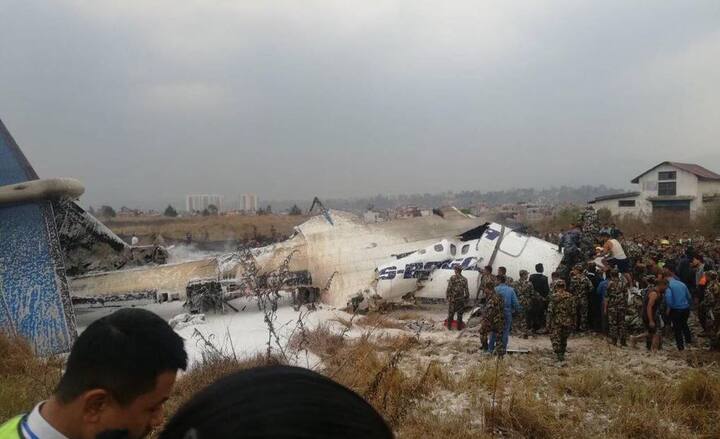 बांग्लादेश का एक विमान काठमांडू एयरपोर्ट पर लैंड करते वक्त क्रैश हो गया है. इस विमान हादसे में 50 यात्रियों के मारे जाने की आशंका है. एयरपोर्ट प्रवक्ता ने 17 लोगों की मौत की पुष्टि की है. ये हादसा त्रिभुवन इंटरनेशनल एयरपोर्ट पर हुआ है.