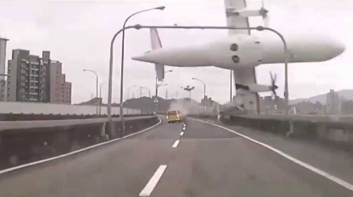   24 मार्च 2015 को जर्मनविंग्स फ्लाईट 9525 विमान स्पेन के बार्सिलोना से उड़ान भरने के बाद फ्रांसीसी आल्प्स में दुर्घटनाग्रस्त हो गया. विमान में सवार सभी 150 लोगों की इस हादसे में मौत हो गई थी. अधिकारिक बयान में यह बताया गया कि विमान के को-पायलट एंड्रियास लुबित्ट ने अपने साथी पायलट को कॉकपिट के बाहर लॉक करने के बाद विमान को जानबूझ कर दुर्घटनाग्रस्त करा दिया. बाद में जांच में पता चला कि पायलट एंड्रियास लुबित्ट डिप्रेशन से पीड़ित था.