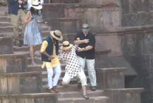 MP: मांडव में जब सीढ़ियों से दो-दो बार फिसलीं हिलेरी क्लिंटन, देखें VIDEO