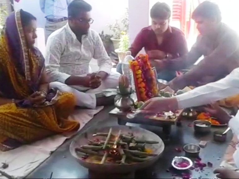 यूपी: रीति रिवाजों से किया पालतू तोते का अंतिम संस्कार, हवन और भोज भी कराया