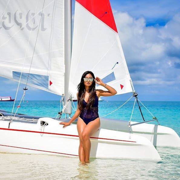 इस स्लाइड शो में आपको हम उन 10 टीवी अदाकाराओं के बारे में बताएंगे जिन्होंने बोल्डनेस के मामले में सिल्वर स्क्रीन की अदाकाराओं को पीछे छोड़ दिया है. टीवी की मशहूर कलाकारों में एक नाम त्रिधा चौधरी का है जो बंगाली और तेलुगू फिल्मों में भी काम कर चुकी हैं. बता दें कि उन्होंने साल 2016 से टीवी सीरियल 'दहलीज' से छोटे पर्दे पर कदम रखा.