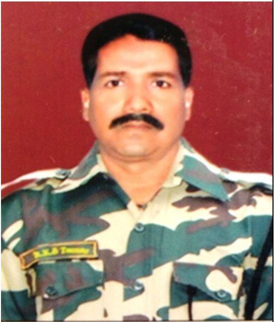 छत्तीसगढ़ के सुकमा में हुए नक्सली हमले में सीआरपीएफ के नौ जवान शहीद हो गए हैं. इस मुठभेड़ में सीआरपीएफ के जवानों पर नक्सलियों ने घात लगाकर हमला किया था. इस हमले में शहीद जवानों के नामों की लिस्ट हम आपको आगे की स्लाइड्स में बता रहे हैं. शहीद होने वालों जवानों में आर के एस तोमर मध्य प्रदेश के मुरैना जिले के तरासामा गांव के रहने वाले थे. तोमर सुकमा में एएसआई की पोस्ट पर तैनात थे.