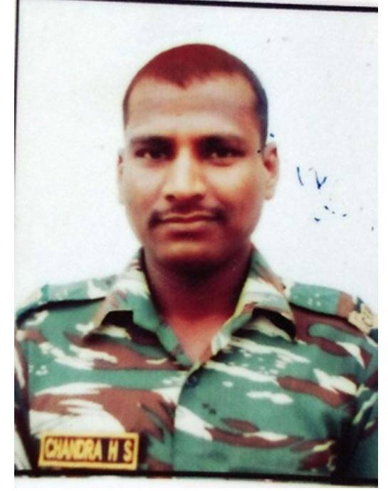 शहीद चंद्र एच एस कर्नाटका के हसन जिले के हारादूरू गांव के निवासी थे. चंद्र एच एस कॉन्स्टेबल के पद पर तैनात थे.