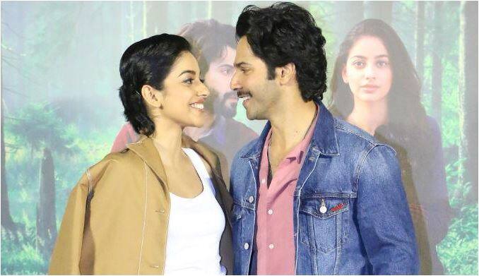 खूबसूरत दिख रहीं फिल्म की अदाकारा बनिता सिंधू इस दौरान बेहतरीन आउटफिट नजर आईं. वहीं फिल्म को हीरो वरुण धवन डेनिम लुक में नजर आए.