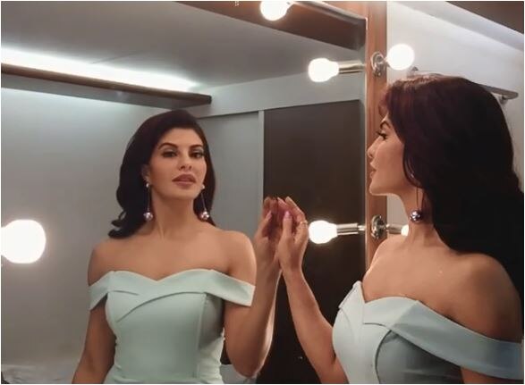बाद में फिल्म ‘जुड़वा 2’ के गाने ‘टन टना टन’ पर परफॉर्म करके अभिनेत्री ने एक बार फिर साबित कर दिया कि वो गानों के रीमिक्स वर्जन के लिए सबसे सटीक अभिनेत्री हैं. इस गाने में भी जैकलीन के फैंस ने उन्हें खूब पसंद किया था.