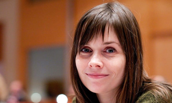 साल 2003 में वो लेफ्ट ग्रीन मूवमेंट से लड़ी और उप सभापति बनी थीं. वो 2009 से 2013 तक आइसलैंड की शिक्षा मंत्री, विज्ञान और संस्कृति मंत्री रहीं. खास बात यह हैं कि उन्होंने साल 2004 में एमए से पॉपुलर आइसलैंडिक लिट्रेचर में डिग्री प्राप्त की.