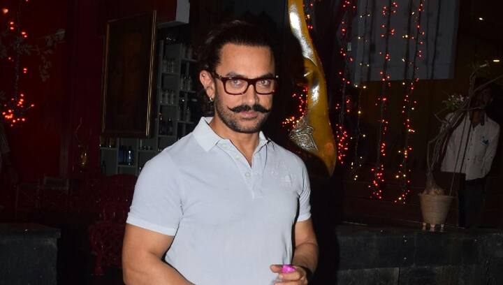 आमिर खान को सबसे ज्यादा विवादों में घिरा उस वक्त पाया गया जब उन्होंने देश में बढ़ रही इनटोलेरेंस के बारे में अपने विचार रखे थे. उस दौरान आमिर ने कहा था कि देश में मौजूद हालातों से उनकी पत्नी बेहद चिंतित हैं. उन्होंने कहा था ‘मैं जब घर पर किरण के साथ बात करता हूं, वह कहती हैं कि ‘क्या हमें भारत से बाहर चले जाना चाहिए?’किरण का यह बयान देना एक दुखद एवं बड़ा बयान है. उन्हें अपने बच्चे की चिंता है. उन्हें भय है कि हमारे आसपास कैसा माहौल होगा. उन्हें प्रतिदिन समाचारपत्र खोलने में डर लगता है.’ आमिर के इस बयान को लेकर उन्हें तीखी प्रतियाक्रियाओं का सामना करना पड़ा था. फोटो (मानव मंगलानी )