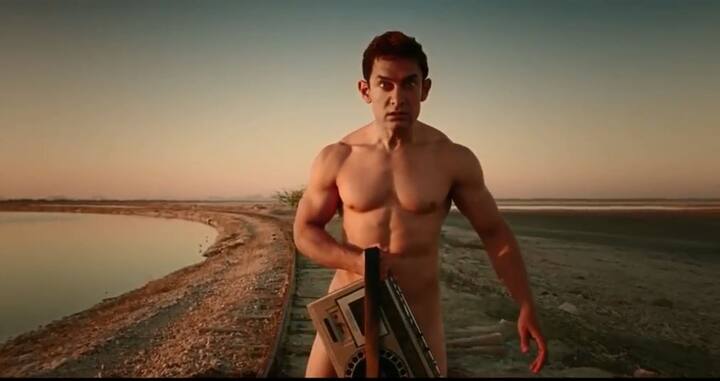 साल 2014 में आई फिल्म 'पीके' को लेकर भी आमिर खान को विवादों और आलोचनाओँ का सामना करना पड़ा था. आमिर खान पर फिल्म में समुदाय विशेष की धार्मिक भावनाओं को आहत पहुंचाने और उस पर टीका टिप्पणी करने को लेकर लोगों का गुस्सा फूटा था. हालांकि फिल्म रिलीज होने के बाद उन सभी विवदों पर पूर्ण विराम लग गया था. Photo (You tube )