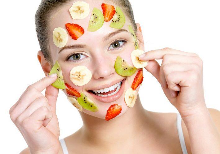 आपकी त्वचा को दमकाने के लिए सैकडों ब्यूटी प्रोडक्ट उपलब्ध हैं लेकिन इनके साइड इफेक्ट भी बहुत हैं. अगर आप बिना साइड इफेक्ट्स के अपनी त्वचा को हेल्दी और खूबसूरत बना सकते हैं. बस आपको अपनी डायट में थोड़ा बदलाव करना जरूरी है. चलिए जानते हैं आपको डायट में किन-किन चीजों को शामिल करना हैं. 