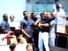 गुजरात विधानसभा में कांग्रेस विधायक ने बीजेपी विधायक को बेल्ट से पीटा