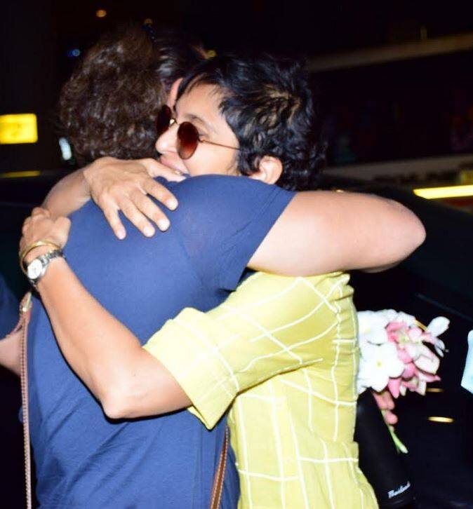 अब भला आमिर के लिए इससे बड़ा तोहफा और क्या हो सकता है. किरण और आमिर के इस क्यूट जैस्चर ने वहां मौजूद सभी लोगों का दिल जीत लिया.