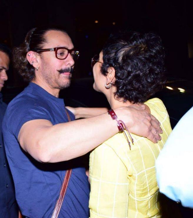 आमिर को रिसीव करने पहुंची किरण ने जाते ही पति आमिर को गले लगाया और दोनों ने एक दूसरे को किस किया.