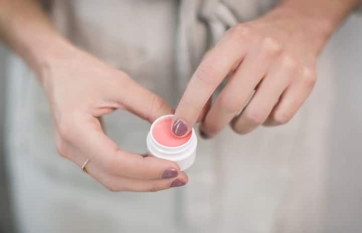 मॉश्चराइजर- चेहरे को फ्रेश लुक देने के लिए कोई भी प्रोडक्ट इस्तेमाल करने से पहले मॉश्चराइजर को चेहरे पर लगाएं. द डेली स्टार पर मेकअप आर्टिस्ट कनिका गौरव टंडन ने कहा है कि मेकअप करने से पहले मॉश्चराइजर लगाना चाहिए लेकिन ये ध्यान रखना जरूरी है कि मॉश्चराइजर ऑयल फ्री हो. ऑयल फ्री मॉश्चराइजर से मेकअप लंबे समय तक टिका रहेगा. इसके अलावा शुरुआत में ऑयली स्किन पर मिनरल पाउडर फाउंडेशन लगाएं. इस पाउडर को फाउंडेशन लगाने वाले ब्रश से लगाएं. 