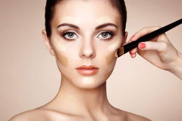 ब्लशर- कोशि‍श करें कि पाउडर वाला नैचुरल अर्थी शेड का ब्लट लगाएं. गालों पर ब्लश के कुछ डॉट्स लगाएं और रिंग फिगंर से उसे गालों पर रब करें. ब्लशर के लिए आप स्ट्रोबेरी, रूबी, आर्किड बकाइन कलर का इस्तेमाल कर सकते हैं. 