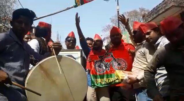 उत्तर प्रदेश में सियासी हलचल के बीच आज चल रहे लोकसभा उपचुनाव के तहत गोरखपुर और फूलपुर की सीटों पर समाजवादी पार्टी के लिए जश्न का मौका है.