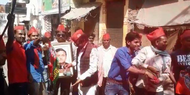 उधर प्रधानमंत्री नरेंद्र मोदी के संसदीय क्षेत्र वाराणसी में रूझानों में आगे होने का जश्न एसपी कार्यकर्ताओं की तरफ से मनाया गया.