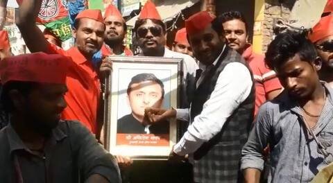 उपचुनाव में मिली बढ़त ने दिया एसपी कार्यकर्ताओं को झूमने का मौका, ढोल-नगाड़ों के साथ उतरे सड़कों पर उपचुनाव में मिली बढ़त ने दिया एसपी कार्यकर्ताओं को झूमने का मौका, ढोल-नगाड़ों के साथ उतरे सड़कों पर