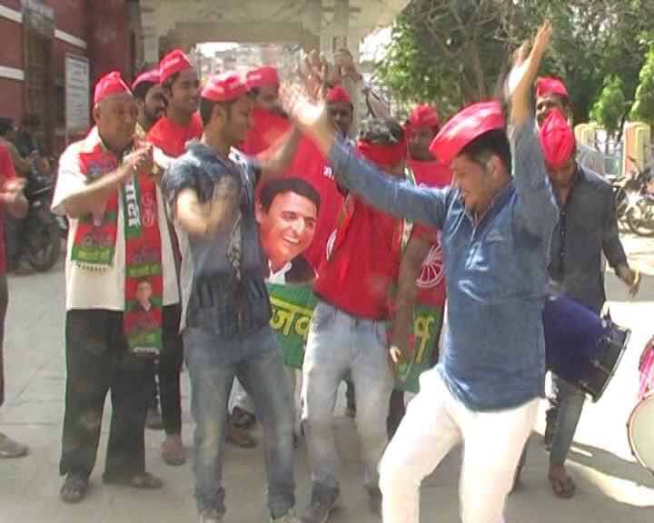 समाजवादी पार्टी के कार्यकर्ताओं का यह जश्न शहर के अलग-अलग इलाकों में लगातार जारी है.