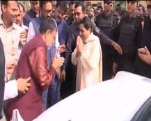 यूपी: दोस्ती जीती तो नतमस्तक हुए नेता, मायावती से हाथ जोड़कर मिले विपक्ष के नेता रामगोविंद चौधरी