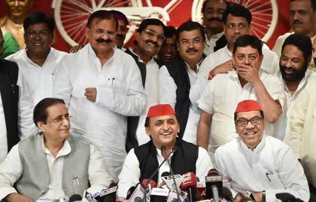 UP Bypolls Result: Samajwadi Party wins Gorakhpur, Phulpur seat यूपी: बीजेपी को झटका, गोरखपुर और फूलपुर में समाजवादी पार्टी ने लहराया जीत का परचम