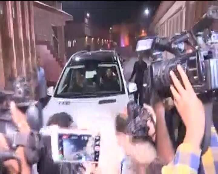 जीत के बाद मायावती से मिलने उनके घर पहुंचे अखिलेश यादव, चुनावी नतीजों पर दी बधाई Akhilesh Yadav meets Mayawati after winning UP Lok Sabha Bypolls जीत के बाद मायावती से मिलने उनके घर पहुंचे अखिलेश यादव, चुनावी नतीजों पर दी बधाई