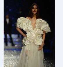 अमेजॉन के फैशन वीक में शो-स्टॉपर बनीं वाणी कपूर 