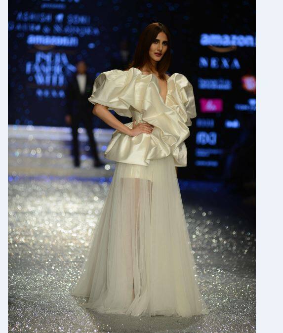 फूलों की बनावट वाले इस स्पेशल गाउन को वाणी के लिए 3D तकनीक से तैयार किया गया.