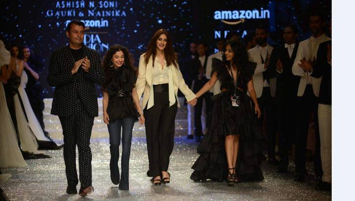  शो के आखिर में एंट्री की तब उन्होंने ब्लेक पेंट और व्हाइट कोर्ट पहना हुआ था. 