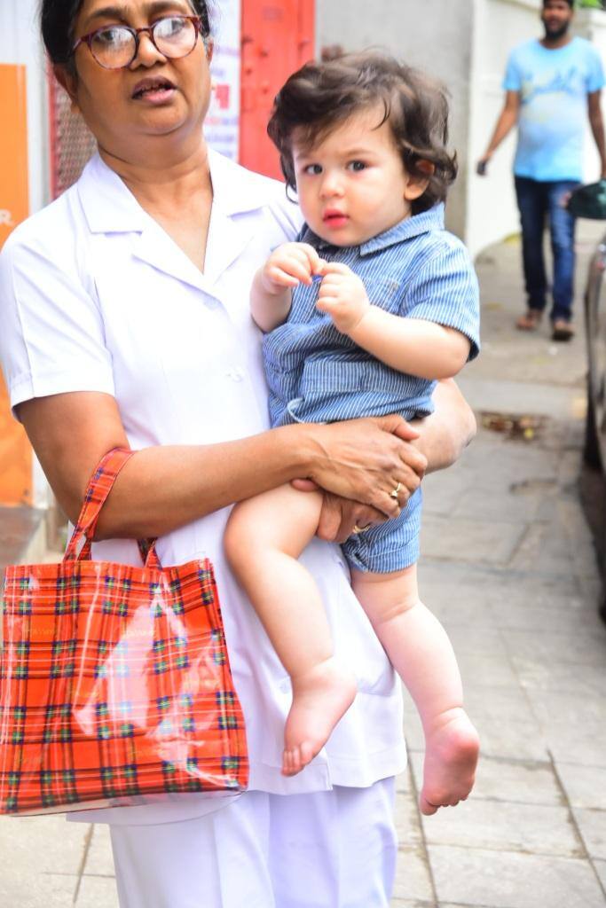 ये पहली बार नहीं है जब तैमूर नैनी के साथ घर के बाहर स्पॉट किए गए हैं. (तस्वीर: मानव मंगलानी)