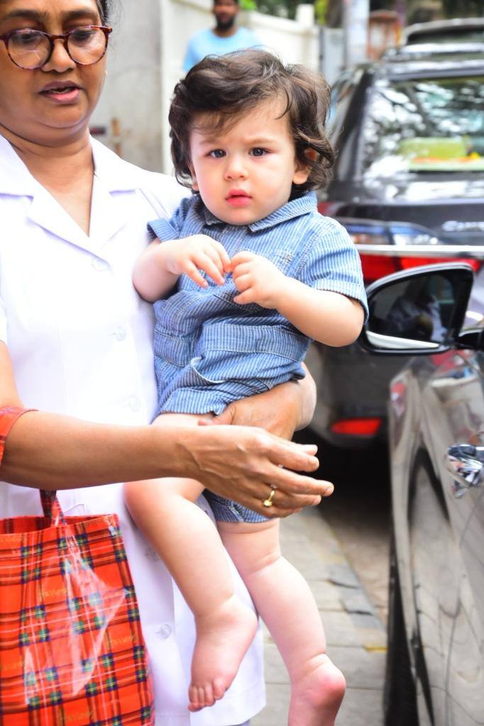  फैंस को तैमूर की तस्वीरों का काफी इंतजार रहता है और जैसे ही उनकी कोई तस्वीर आती है यूजर्स उसपर लाइक और कमेंट करते नहीं थकते हैं. (तस्वीर: मानव मंगलानी)