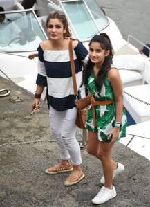 PHOTOS: रवीना टंडन ने समंदर के बीच यूं मनाया बेटी का बर्थडे, सुपर कूल मॉम स्टाइल में बेटी संग दिए पोज