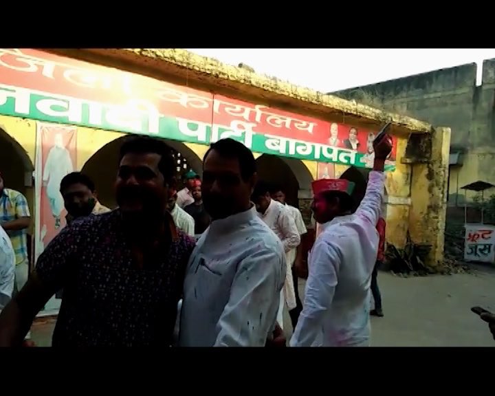 बागपत: जीत के जश्न में डूबे समाजवादी कार्यकर्ता ने की हर्ष फायरिंग