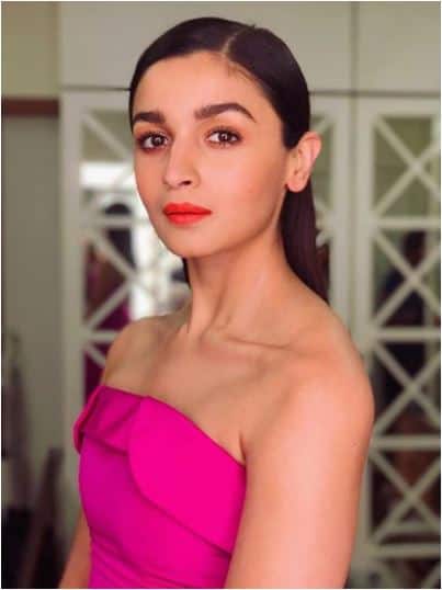 आलिया भट्ट ने अपने इंस्टाग्राम पर फिल्म 'राजी' की दो तस्वीरें साझा की हैं. फिल्म के सह-कलकार विक्की कौशल ने आलिया को 'अद्भुत शख्स' बताया हैं.